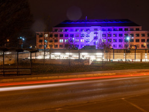 FOTO: Budovu FN Olomouc rozzářilo Světlo lékařům, symbolizovalo láskyplnou energii a vděk za jejich práci