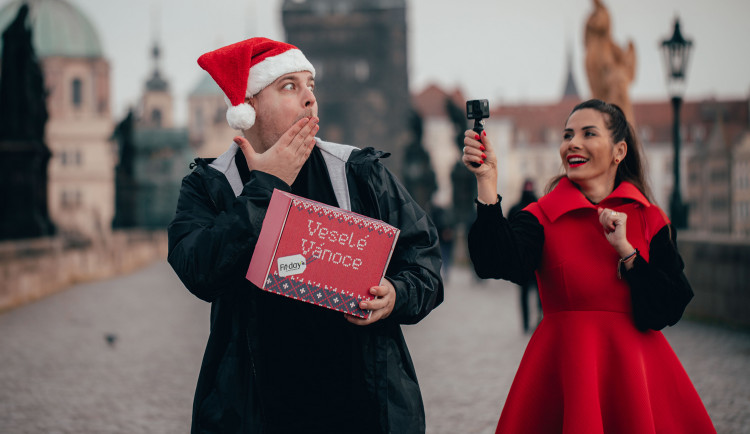 Ambasadoři charitativní sbírky herečka Eva Decastelo a youtuber Stejk.