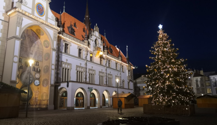 FOTO/VIDEO: Na olomouckém Horním náměstí se rozsvítil vánoční stromeček. Dostal jméno Naděje