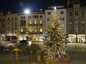FOTO/VIDEO: Na olomouckém Horním náměstí se rozsvítil vánoční stromeček. Dostal jméno Naděje
