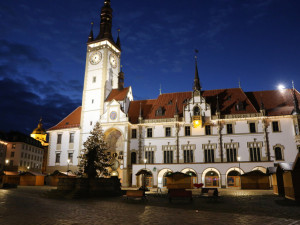 FOTO/VIDEO: Na olomouckém Horním náměstí se rozsvítil vánoční stromeček. Dostal jméno Naděje