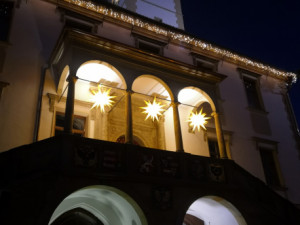 FOTO/VIDEO: Na olomouckém Horním náměstí se rozsvítil vánoční stromeček. Dostal jméno Naděje