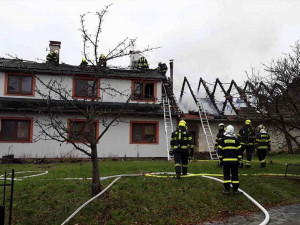 FOTO: Na Přerovsku hořel rodinný dům, škoda je dva miliony