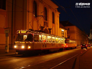 Do olomouckých ulic letos opět vyjede vánoční tramvaj. Děti se mohou zapojit do její výzdoby