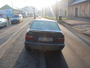 Řidič BMW nezvládl v rychlosti projet křižovatku v Hodolanech a na nástupním ostrůvku srazil seniora