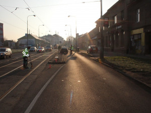Řidič BMW nezvládl v rychlosti projet křižovatku v Hodolanech a na nástupním ostrůvku srazil seniora