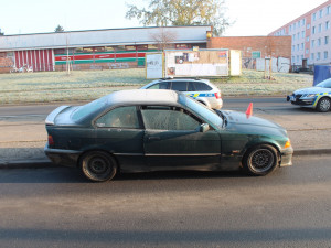 Řidič BMW nezvládl v rychlosti projet křižovatku v Hodolanech a na nástupním ostrůvku srazil seniora