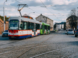 Dopravní podnik v Olomouci před Vánocemi posílí víkendový provoz tramvají a autobusů
