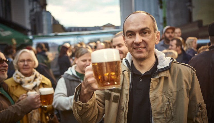 Smíchovští sládci zvou do znovuotevřených hospod na čerstvou várku piva