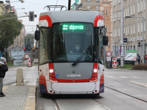 Na opravenou trať v centru Olomouce se v sobotu vrátily tramvaje