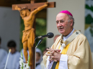 Stav olomouckého arcibiskupa se po týdnu hospitalizace pomalu zlepšuje, zůstává na ARO