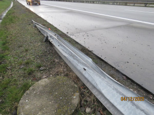 Policisté pátrají po řidiči, který na dálnici u Přáslavic zboural svodidla