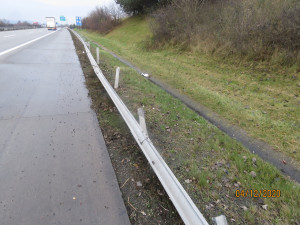 Policisté pátrají po řidiči, který na dálnici u Přáslavic zboural svodidla