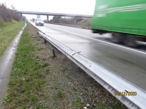 Policisté pátrají po řidiči, který na dálnici u Přáslavic zboural svodidla