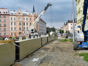 Stavaři nad řeku Moravu na Masarykově třídě v Olomouci nasunou most vážící 300 tun