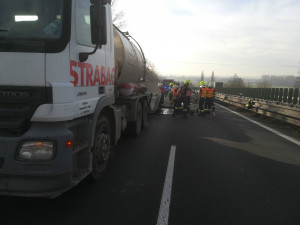 Před Olomoucí se na D46 převrátila cisterna s asfaltem. Dálnice je uzavřena