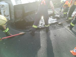 Před Olomoucí se na D46 převrátila cisterna s asfaltem. Dálnice je uzavřena
