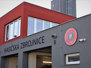 Dobrovolní hasiči mají dva nové vozy. Dostaly jméno Kačenka a Sylvinka