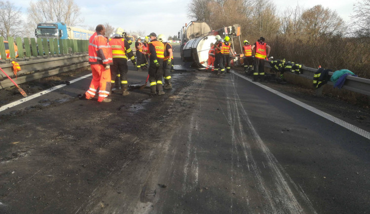 Před Olomoucí se na D46 převrátila cisterna s asfaltem. Dálnice je uzavřena