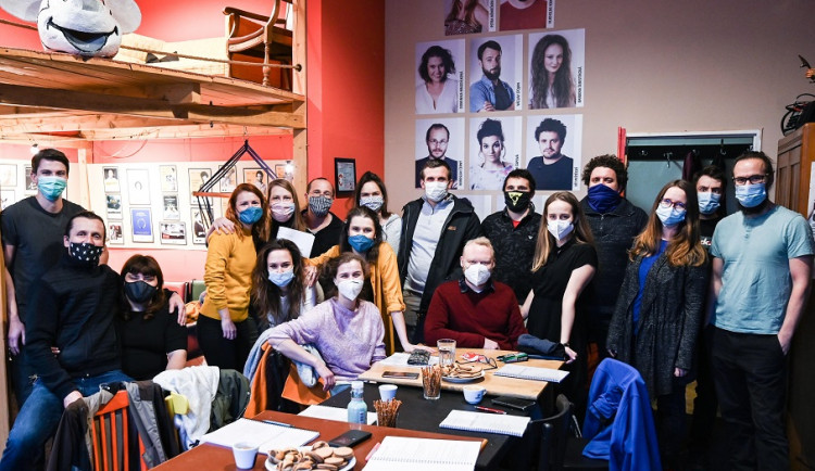 I přes nucenou pauzu se herci Divadla Tramtarie pustili do zkoušení nové hry Nebezpečné známosti