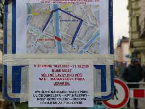 Stavaři posunuli konstrukci nového mostu v Olomouci o první metry