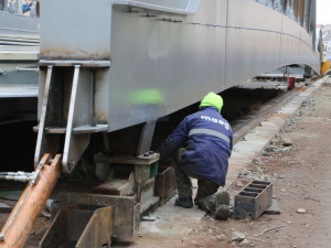 Stavaři posunuli konstrukci nového mostu v Olomouci o první metry