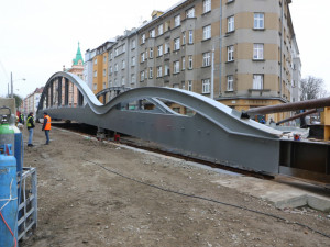 Stavaři posunuli konstrukci nového mostu v Olomouci o první metry