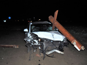 Řidič Audi nezvládl zatáčku a vrazil do dřevěného přístřešku u cyklostezky