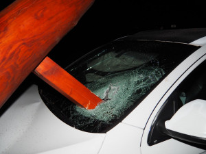 Řidič Audi nezvládl zatáčku a vrazil do dřevěného přístřešku u cyklostezky