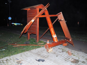 Řidič Audi nezvládl zatáčku a vrazil do dřevěného přístřešku u cyklostezky