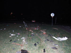 Řidič Audi nezvládl zatáčku a vrazil do dřevěného přístřešku u cyklostezky