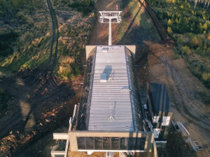 FOTO: Lanovku na Kraličák jako první vyzkoušeli zrzaví pasažéři v sudech