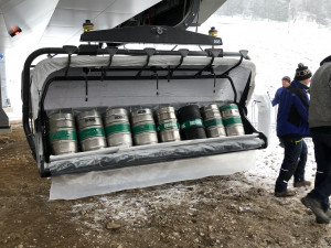 FOTO: Lanovku na Kraličák jako první vyzkoušeli zrzaví pasažéři v sudech