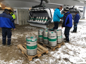 FOTO: Lanovku na Kraličák jako první vyzkoušeli zrzaví pasažéři v sudech