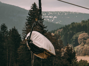 FOTO: Lanovku na Kraličák jako první vyzkoušeli zrzaví pasažéři v sudech