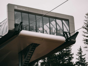 FOTO: Lanovku na Kraličák jako první vyzkoušeli zrzaví pasažéři v sudech