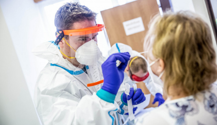 testování, covid, odběr, fnol, fakultní nemocnice olomouc, koronavirus, test