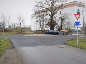 FOTO: V Hejčíně vznikl nový kruhový objezd. Značka na něj upozorňuje svérázným způsobem