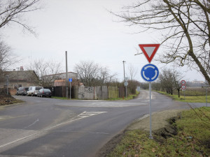 FOTO: V Hejčíně vznikl nový kruhový objezd. Značka na něj upozorňuje svérázným způsobem