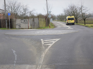 FOTO: V Hejčíně vznikl nový kruhový objezd. Značka na něj upozorňuje svérázným způsobem