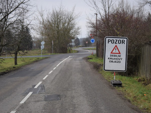 FOTO: V Hejčíně vznikl nový kruhový objezd. Značka na něj upozorňuje svérázným způsobem
