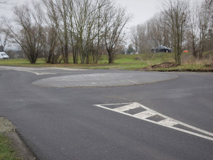 FOTO: V Hejčíně vznikl nový kruhový objezd. Značka na něj upozorňuje svérázným způsobem