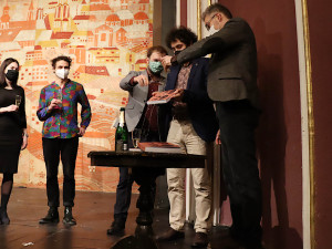 FOTO: Moravské divadlo Olomouc znovu zdobí historická ručně tkaná opona