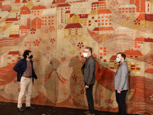 FOTO: Moravské divadlo Olomouc znovu zdobí historická ručně tkaná opona