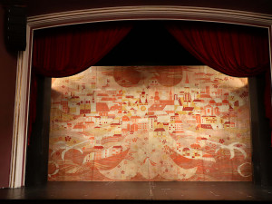 FOTO: Moravské divadlo Olomouc znovu zdobí historická ručně tkaná opona