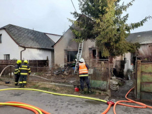 V Bohuslavicích na Šumpersku hořel dům. Hasiči z něj vytáhli popáleného muže