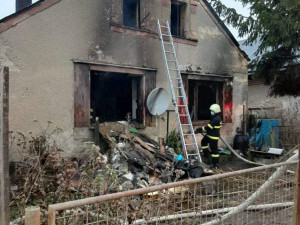 V Bohuslavicích na Šumpersku hořel dům. Hasiči z něj vytáhli popáleného muže