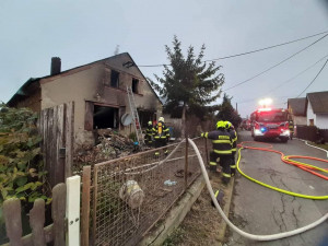V Bohuslavicích na Šumpersku hořel dům. Hasiči z něj vytáhli popáleného muže