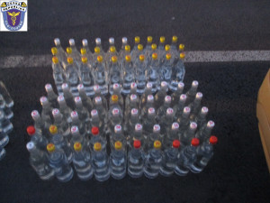 Olomoučtí celníci zadrželi řidiče s plným kufrem plastových lahví s alkoholem