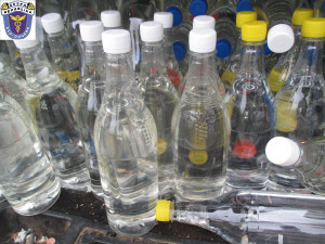 Olomoučtí celníci zadrželi řidiče s plným kufrem plastových lahví s alkoholem